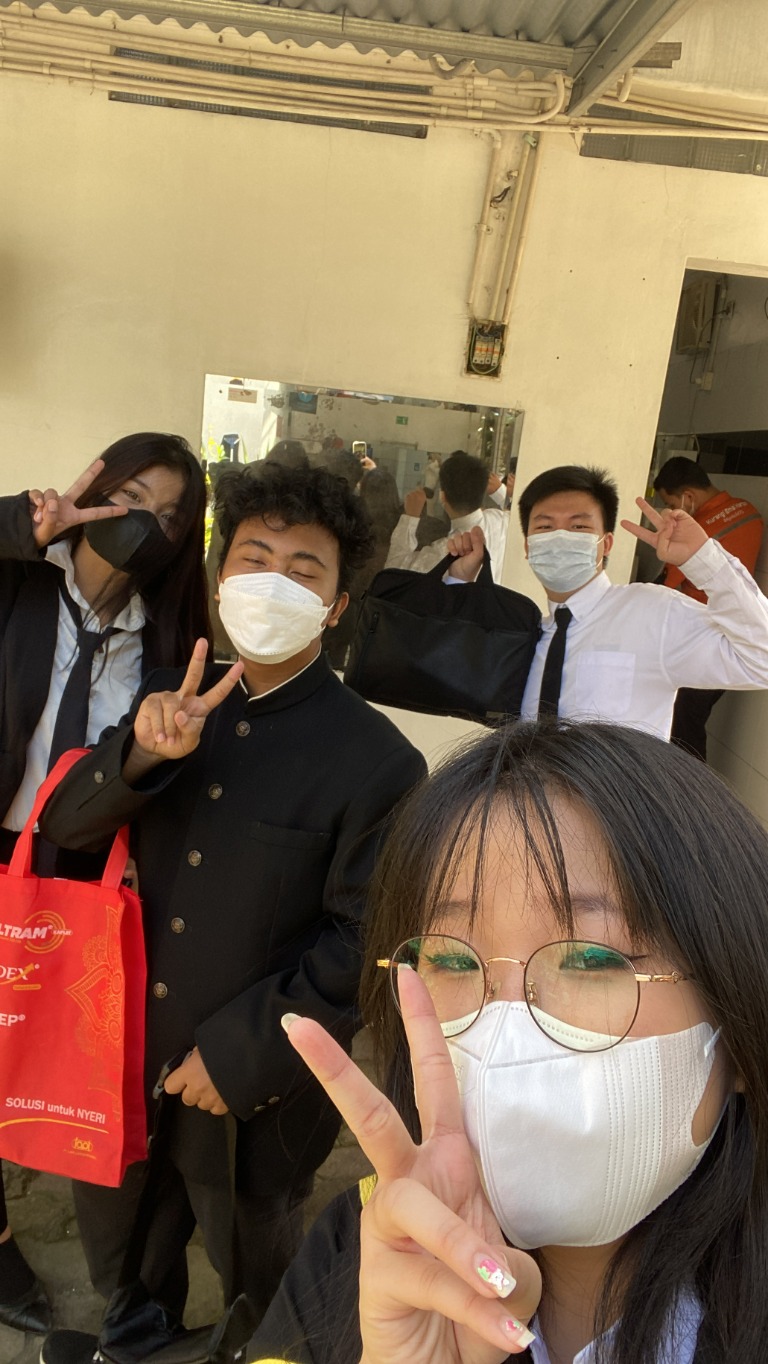 Cosplay memory 10 with friends